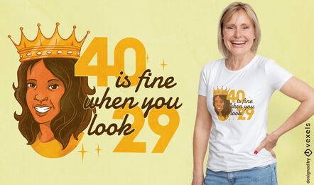 Mujer feliz con diseño de camiseta de corona
