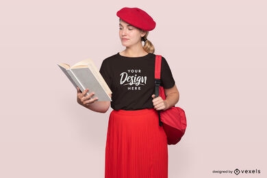 Maqueta de camiseta de mujer leyendo un libro