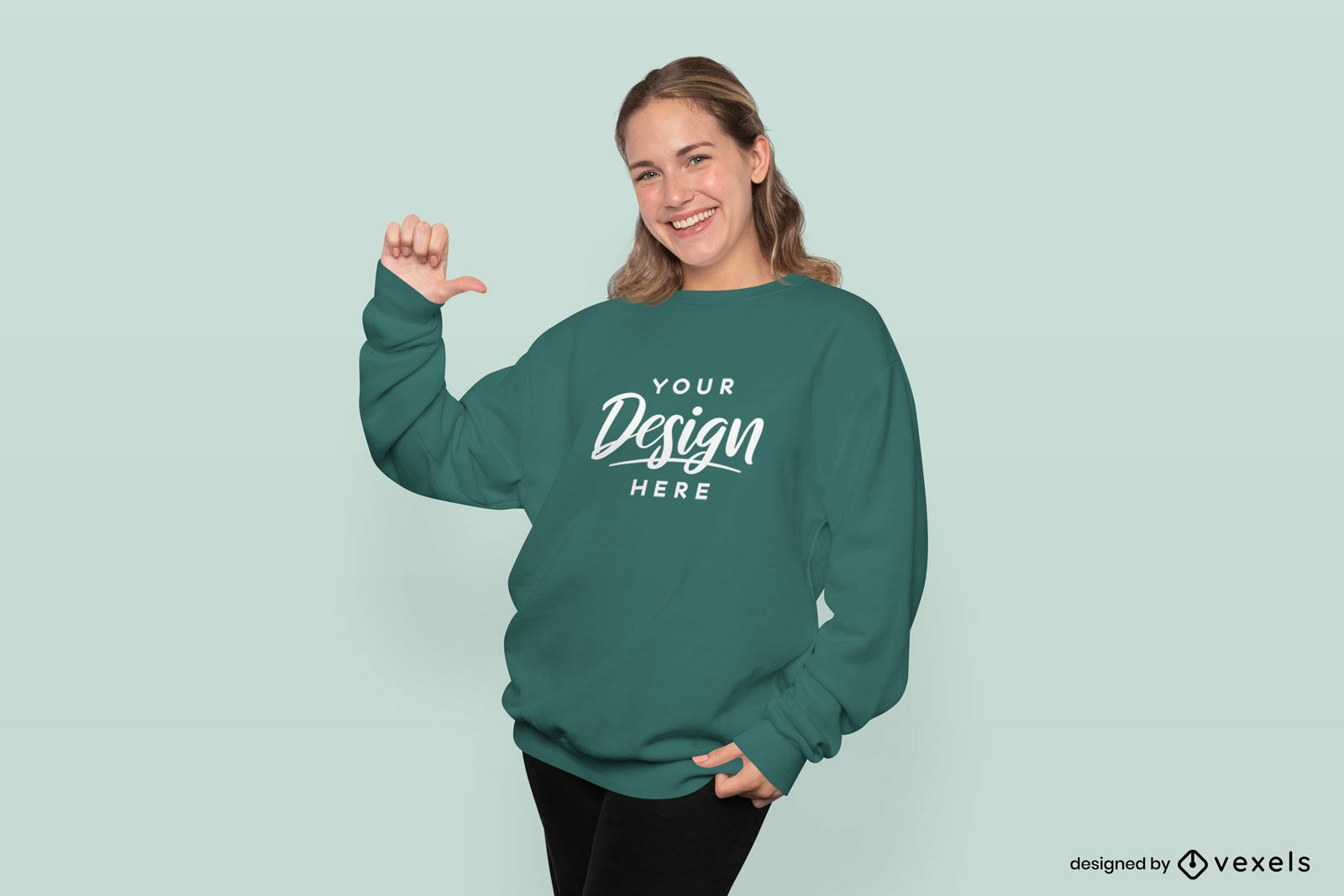 Glückliches blondes vorbildliches Sweatshirtmodell