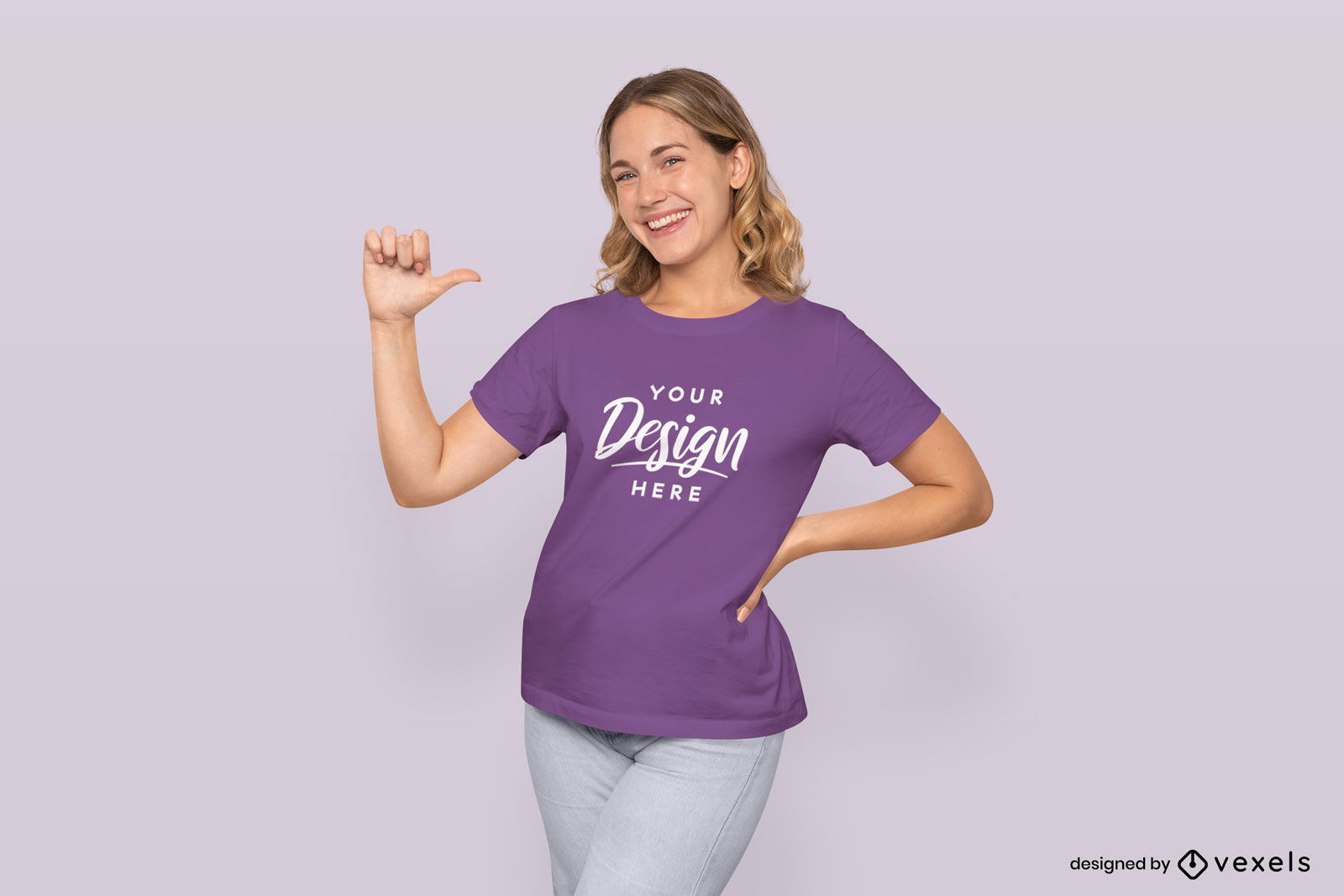 Garota loira feliz apontando para maquete de camiseta