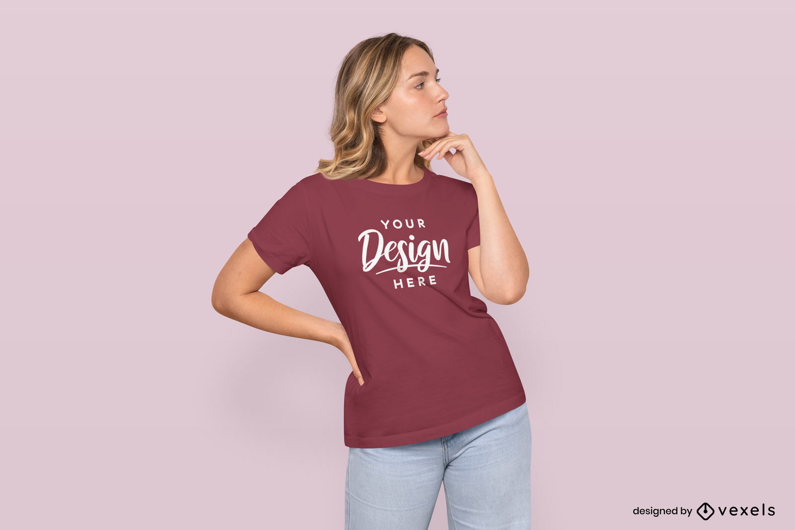 Mulher pensando em maquete de camiseta