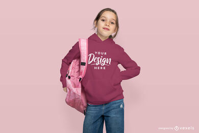 Menina com maquete de mochila e capuz