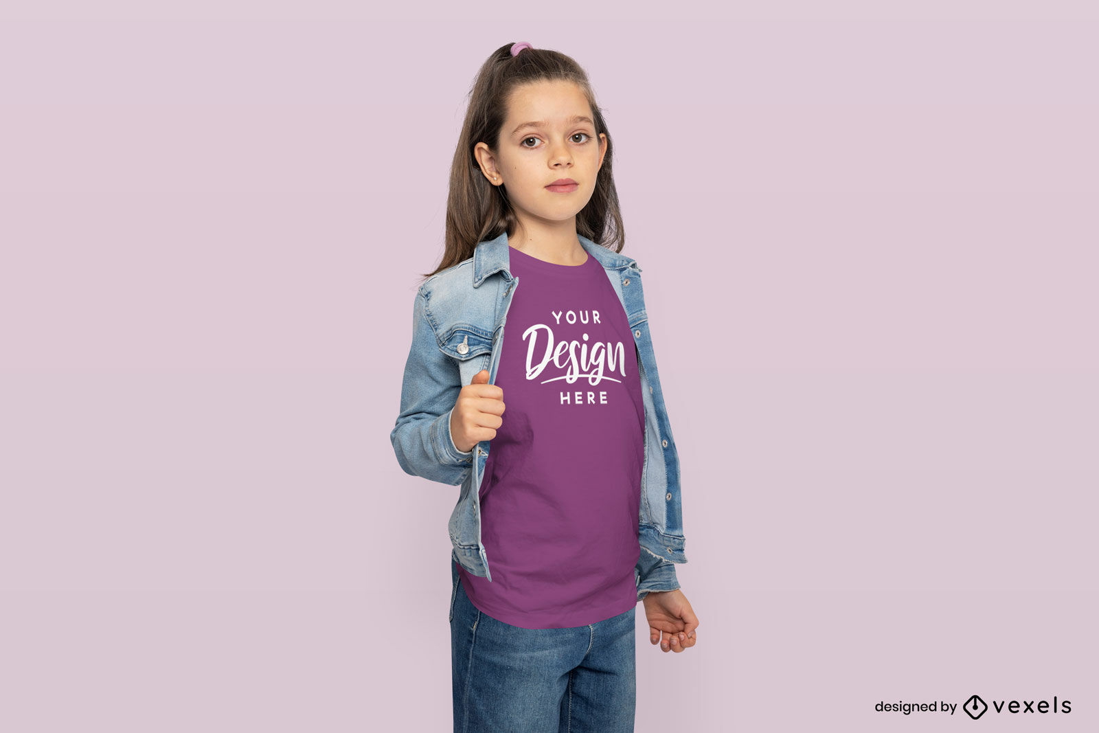 Niña en chaqueta de jean y maqueta de camiseta