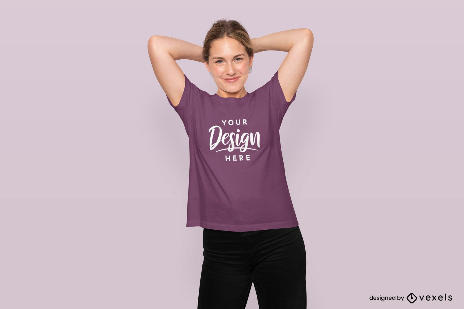 Weibliches Model posiert mit T-Shirt-Attrappe