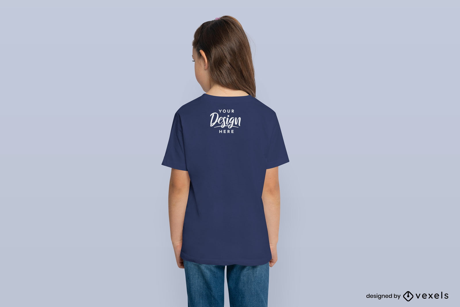 Maquete de camiseta de menina em pé para trás