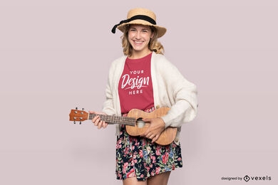 Chica rubia con maqueta de guitarra y camiseta