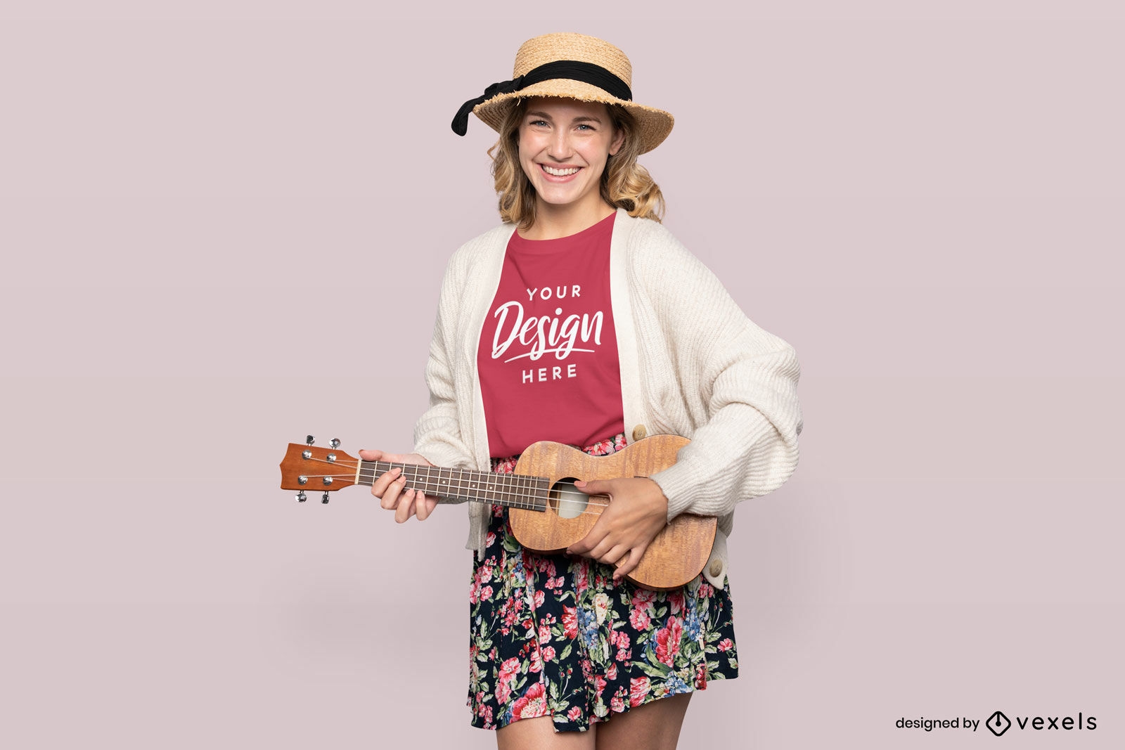 Menina loira com maquete de guitarra e camiseta