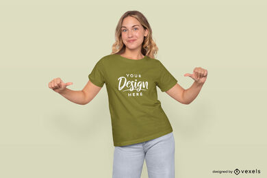 Glückliche blonde Frau, die im T-Shirt-Modell posiert