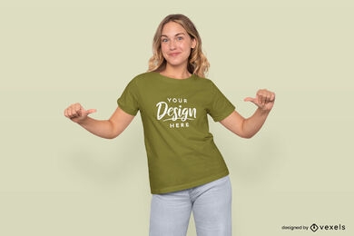 Mujer rubia feliz posando en maqueta de camiseta
