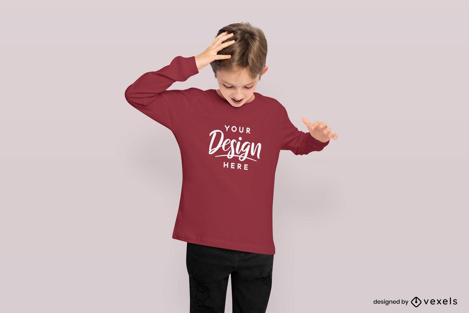 Überraschter kleiner Junge im Sweatshirt-Modell