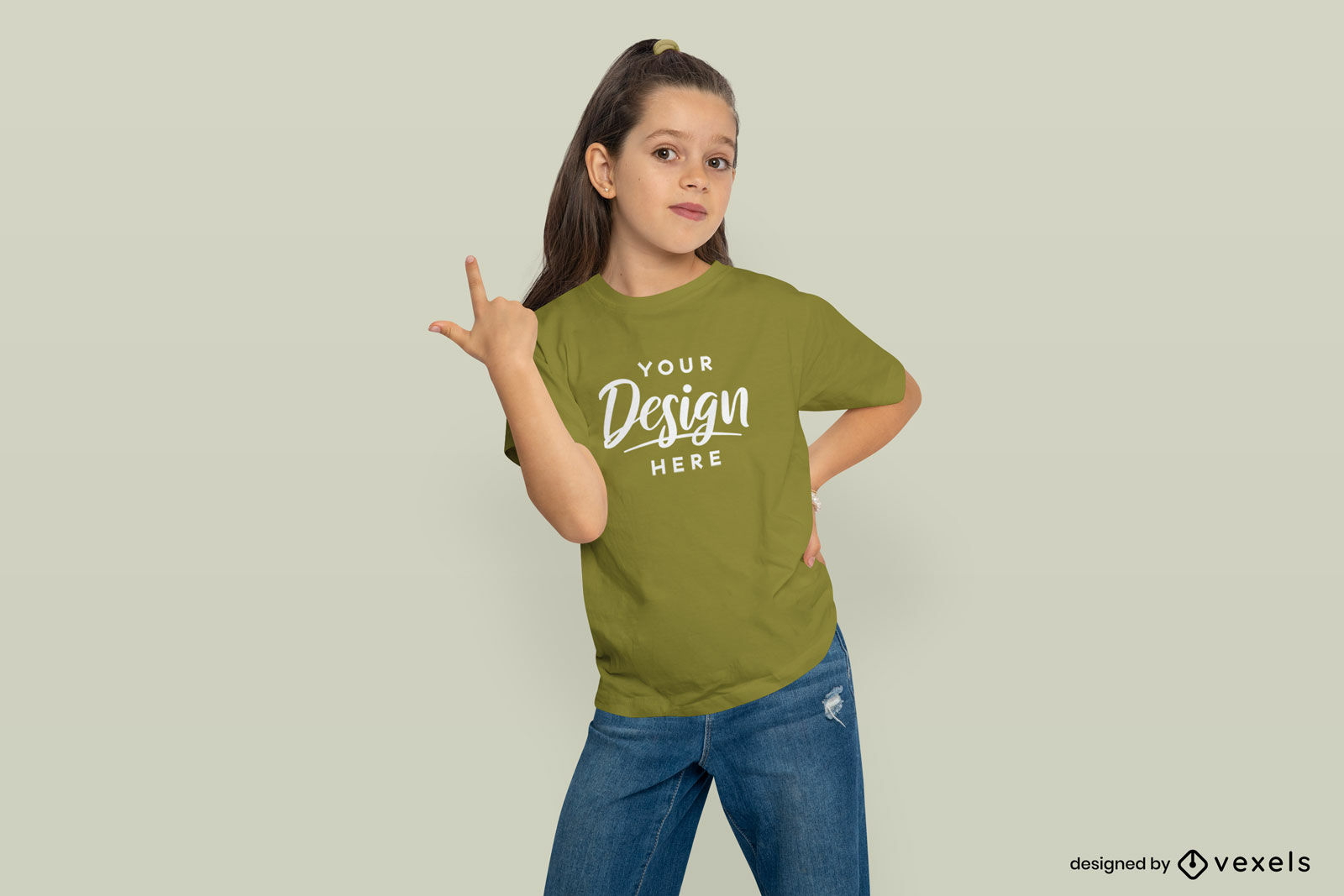 Niña en maqueta de camiseta de pose genial