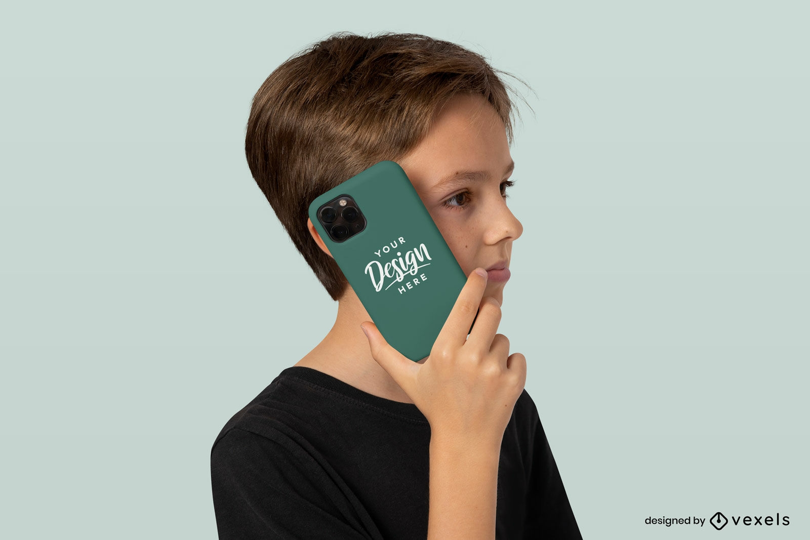 Menino criança segurando maquete de capa de telefone