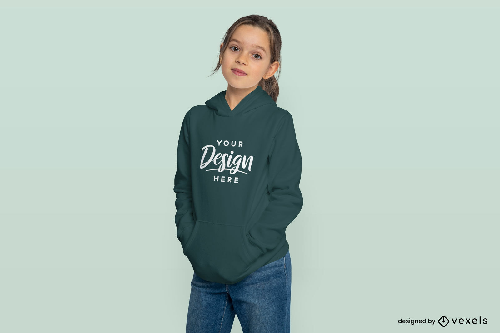 Niña con maqueta de sudadera con capucha de gran tamaño