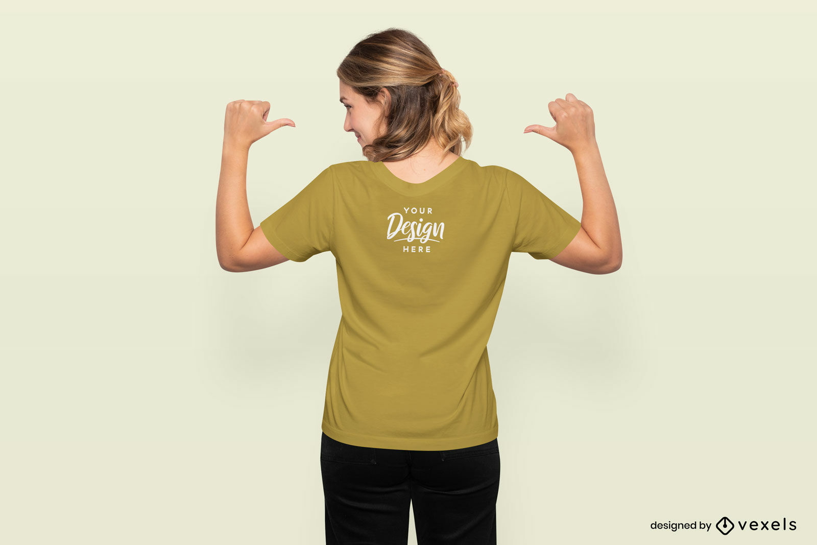 Der Rücken der Frau im T-Shirt-Modell mit gelbem Hintergrund