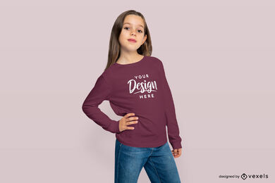 Menina com maquete de camiseta de manga comprida