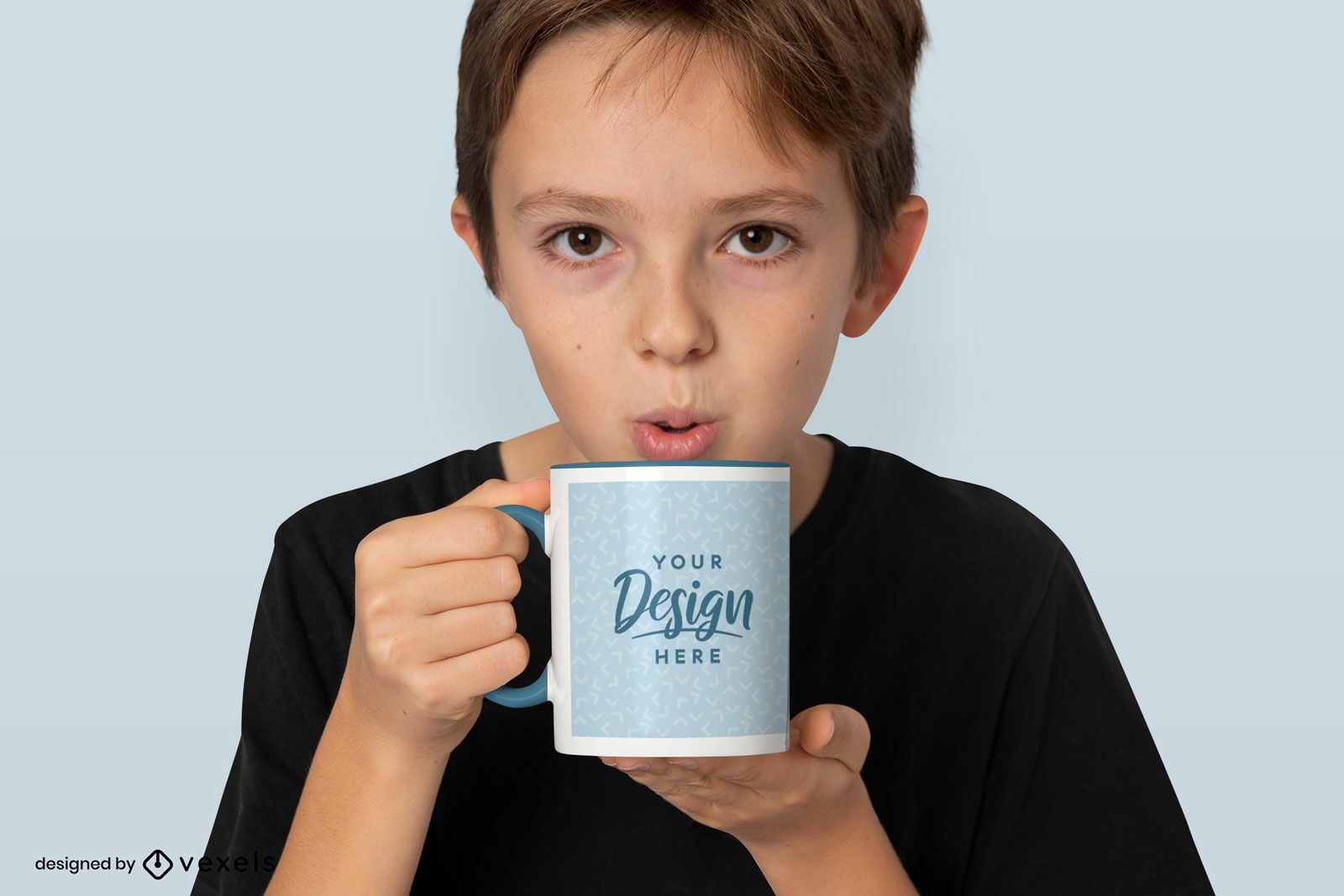 Criança soprando caneca de maquete de café quente