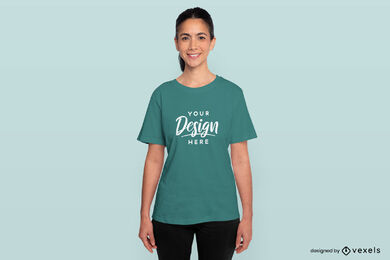 Lächelnde T-Shirt-Attrappe der schwarzen behaarten Frau