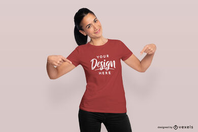 Frau, die auf rotes T-Shirt-Modell zeigt