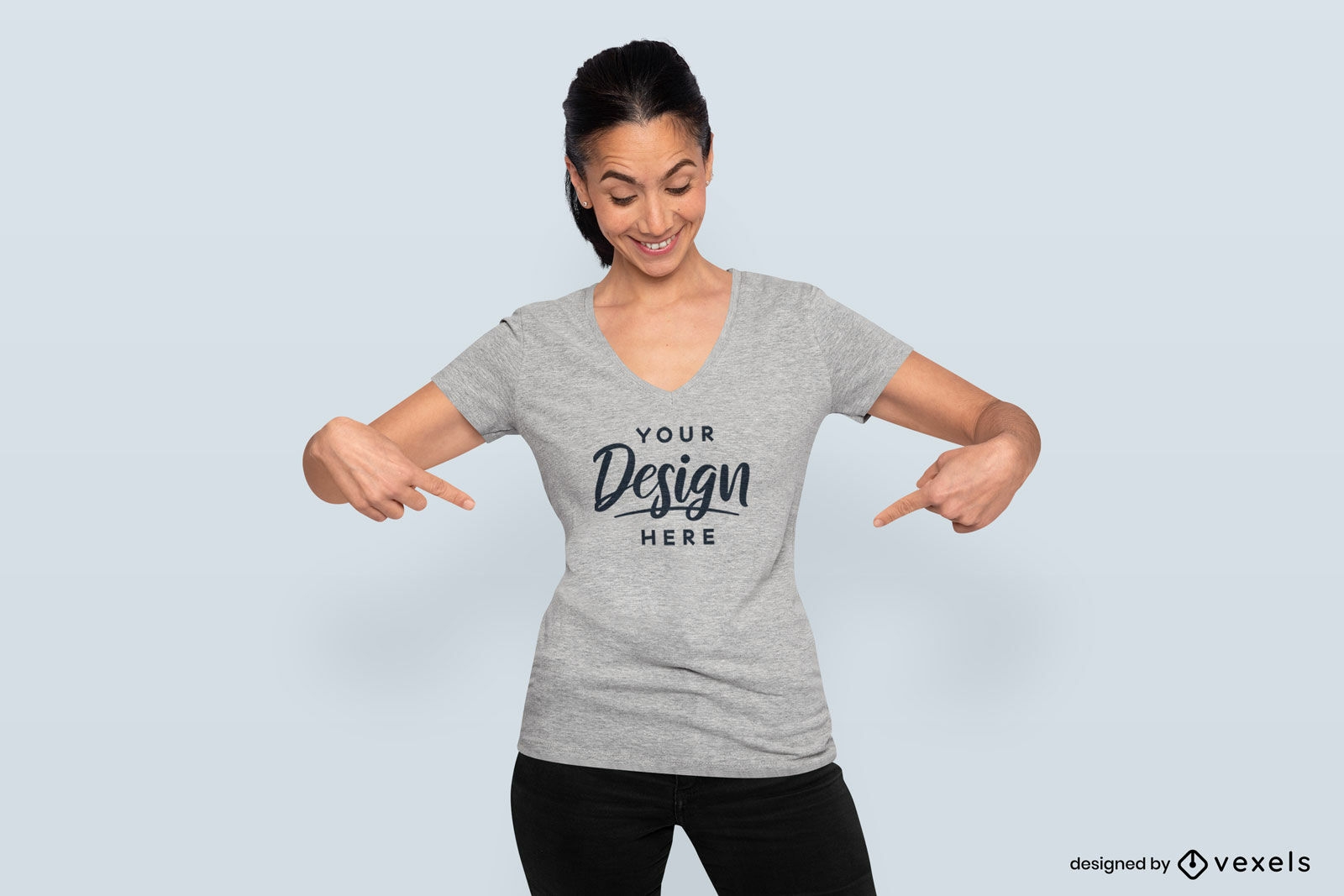 Mujer con cola de caballo señalando diseño de maqueta de camiseta