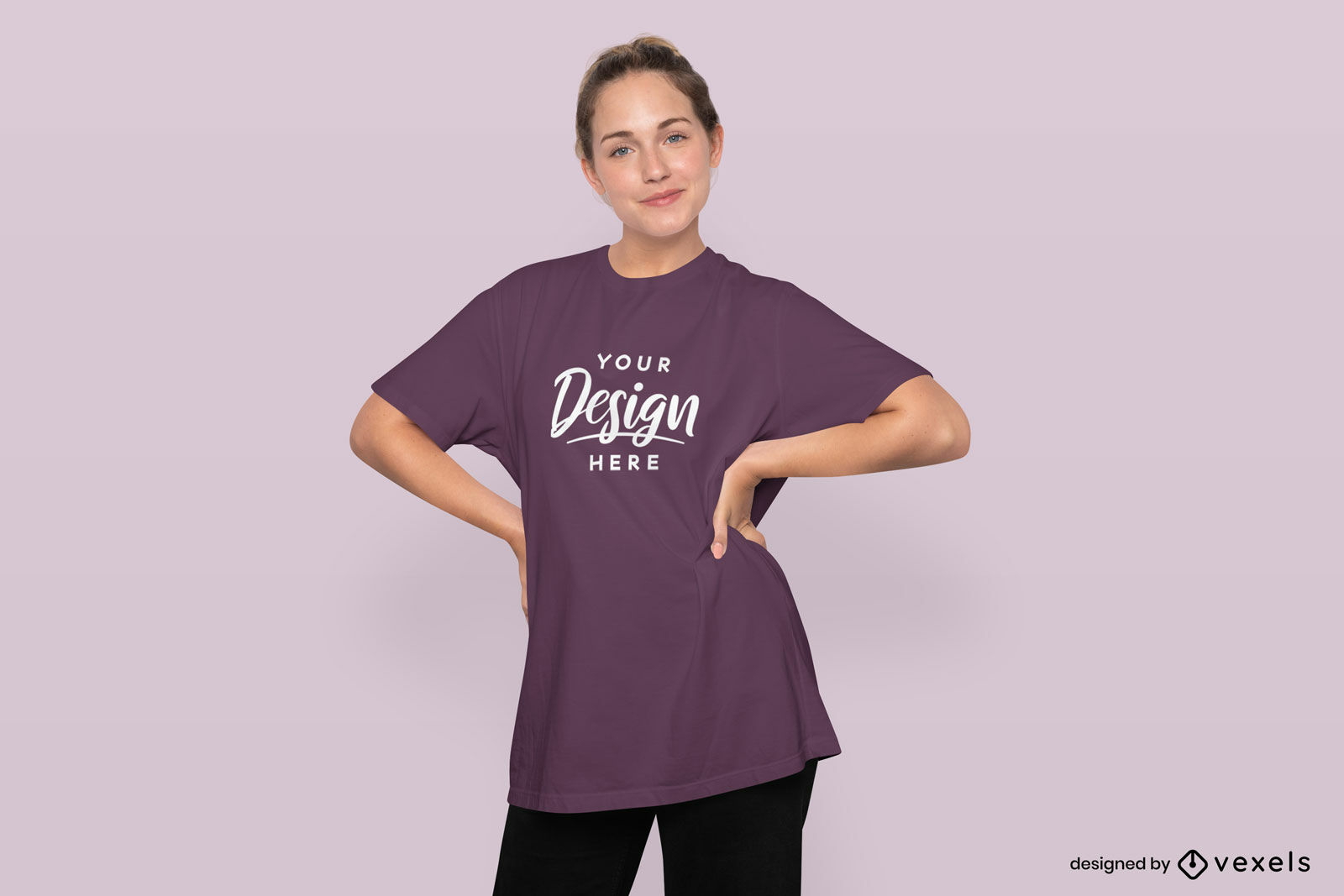 Mulher sorrindo em uma maquete de camiseta de grandes dimensões