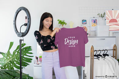 Mujer en estudio hodling maqueta de camiseta