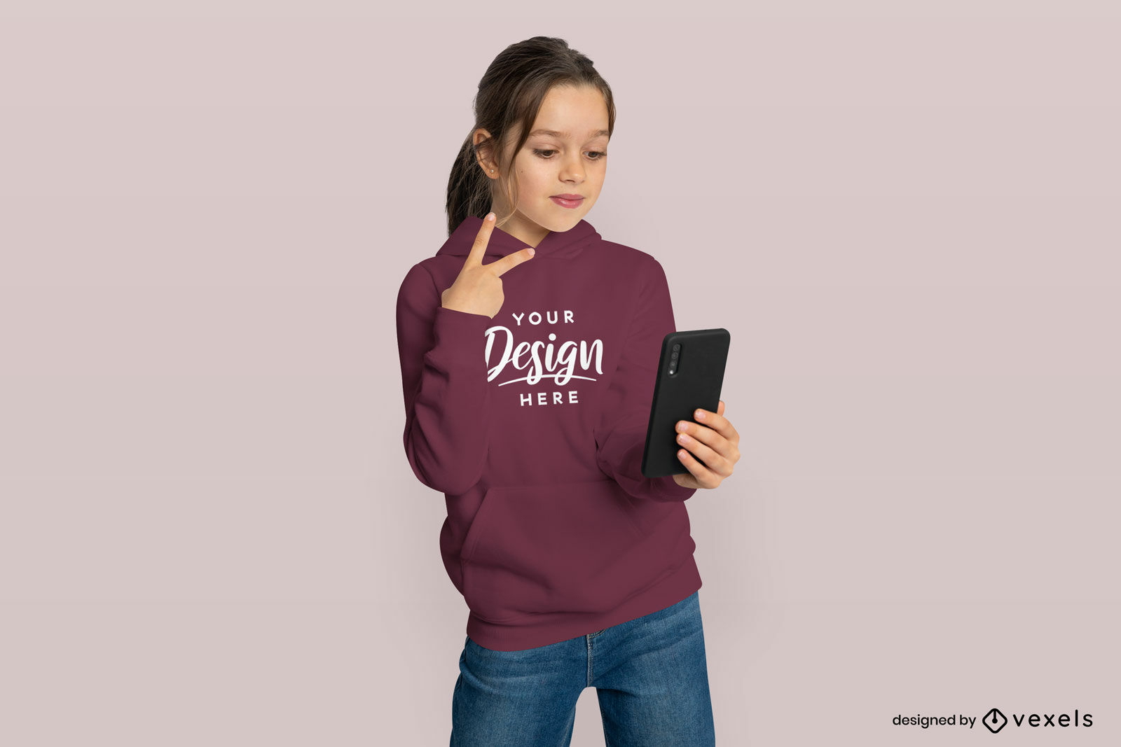 Niña tomando selfie en maqueta de sudadera con capucha