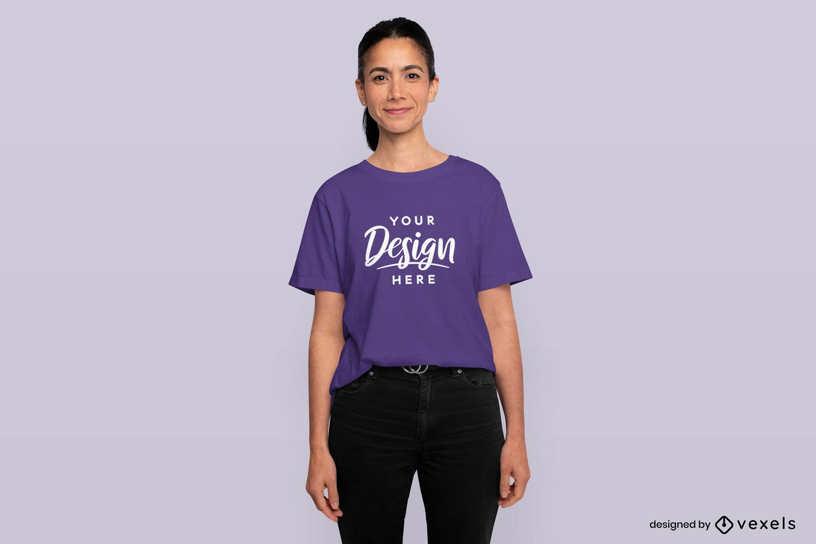 Modelo femenino con diseño de maqueta de camiseta de cola de caballo