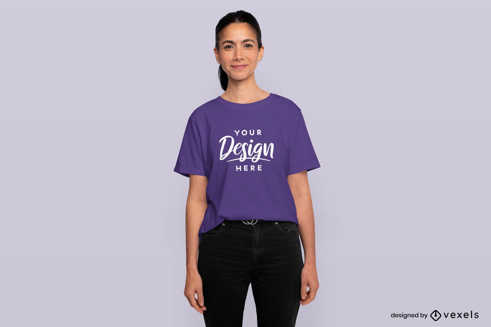 Weibliches Modell mit Pferdeschwanz-T-Shirt-Mockup-Design