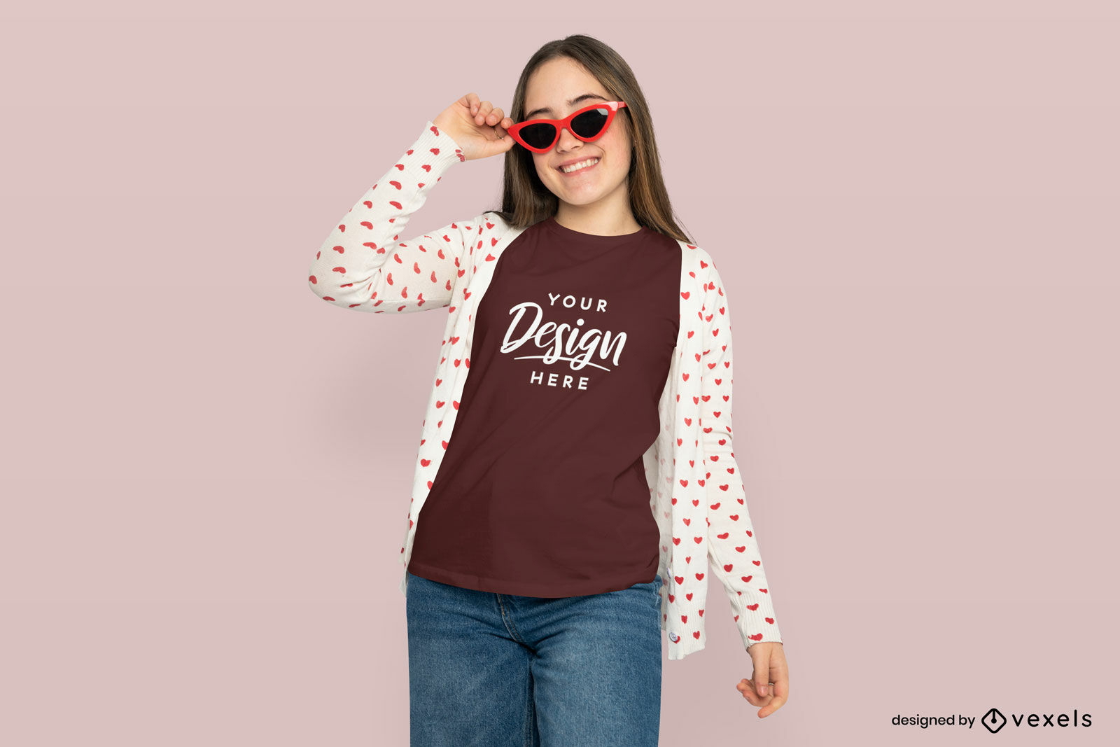 Menina adolescente em óculos de sol e maquete de t-shirt