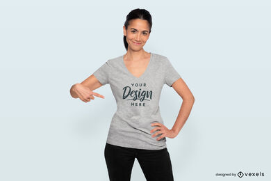 Mulher apontando maquete de camiseta com decote em v