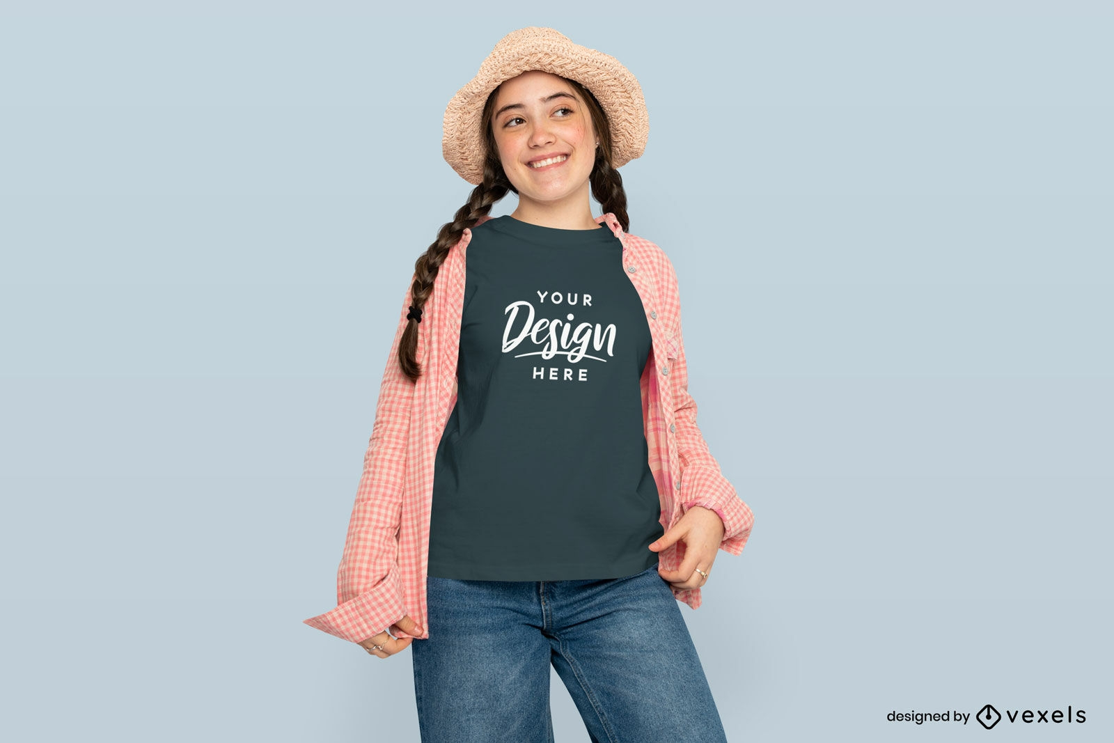 Maqueta de camiseta de niña adolescente con sombrero de paja y trenzas