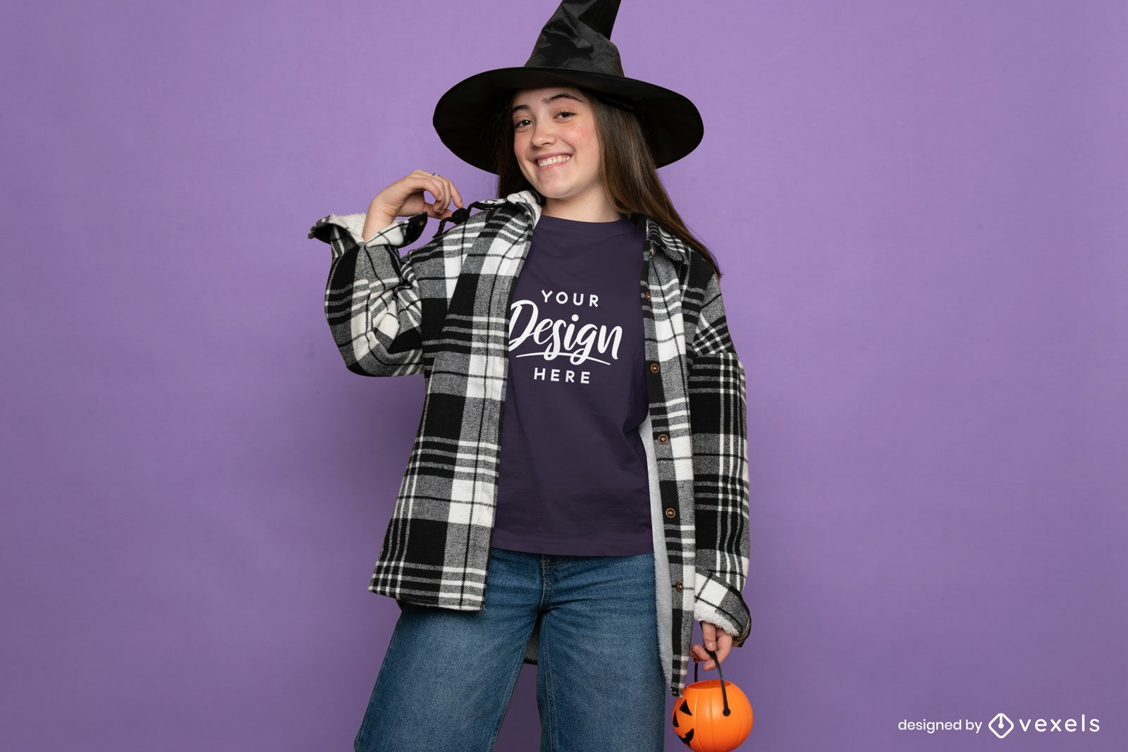 Chica adolescente en maqueta de camiseta de disfraz de bruja