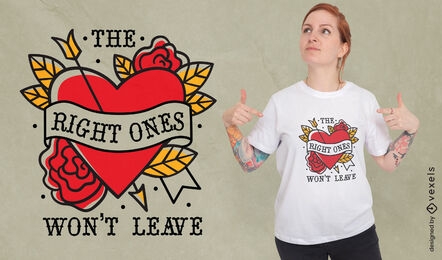 Tatuaje de corazón y diseño de camiseta con cita de amor.