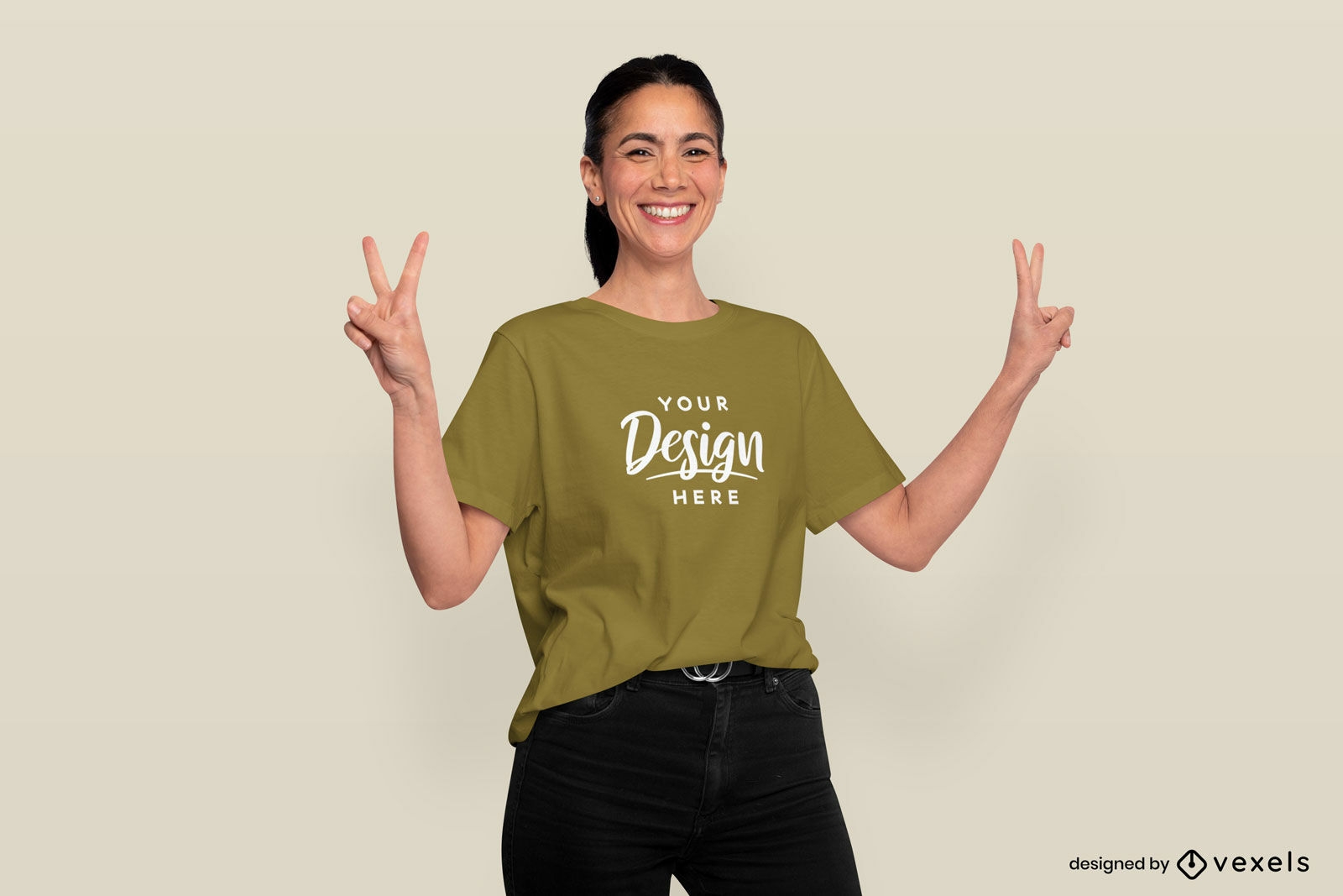 Maqueta de camiseta de mujer feliz paz