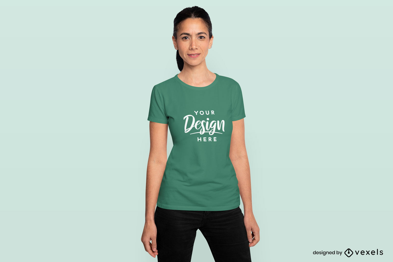 Modelo feminino com maquete de camiseta apertada