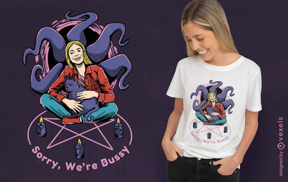 Satanische Frau und Katze im rituellen T-Shirt psd