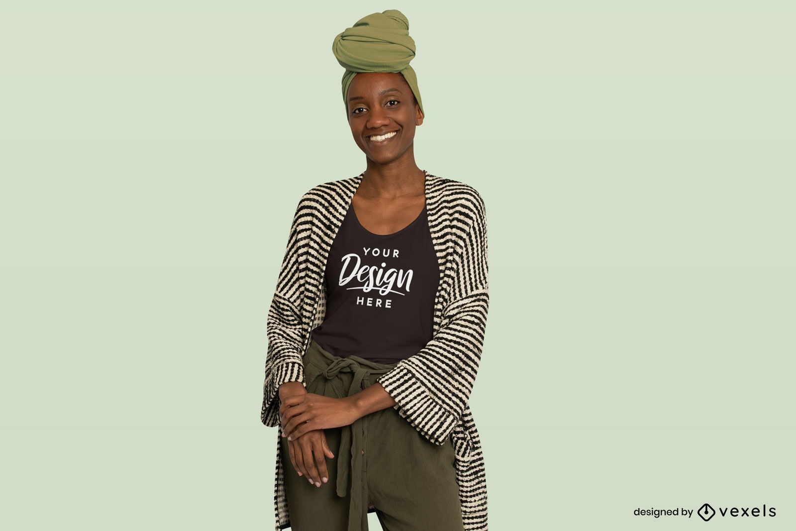 Garota negra com lenço na cabeça e maquete de camiseta