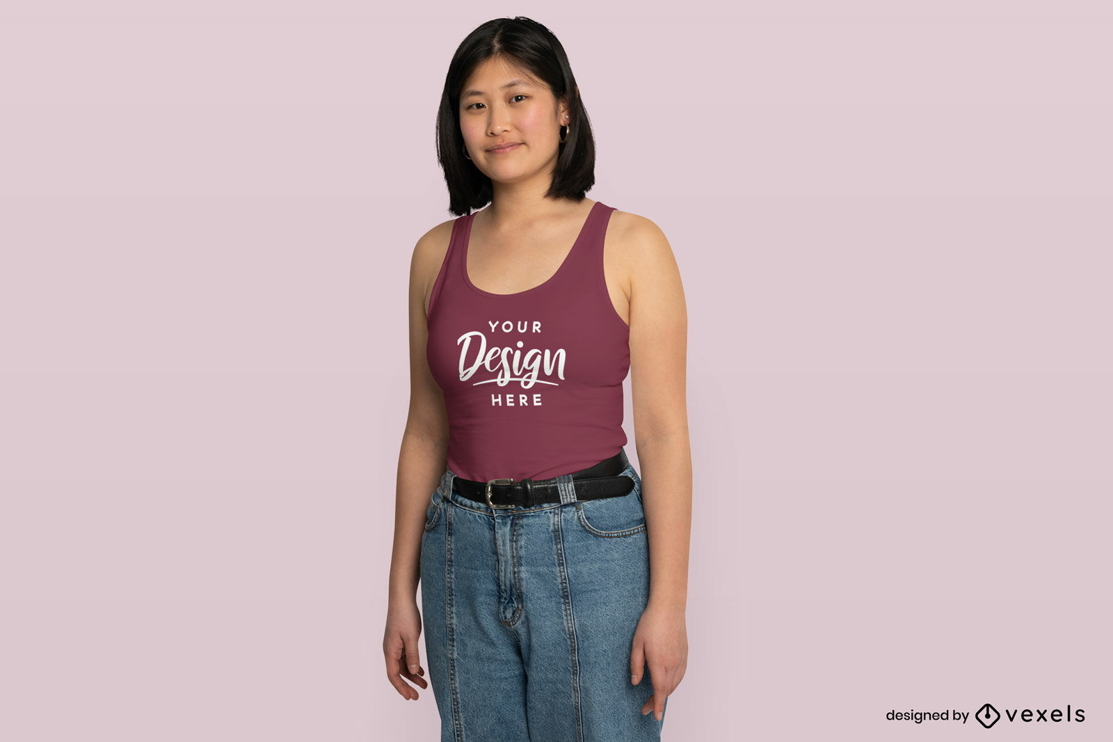 Asiatische Frau mit Kurzhaar-Trägershirt-Attrappe