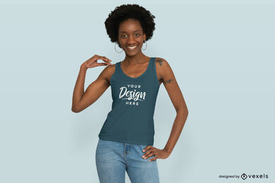 Mujer negra sonriendo con maqueta de camiseta sin mangas