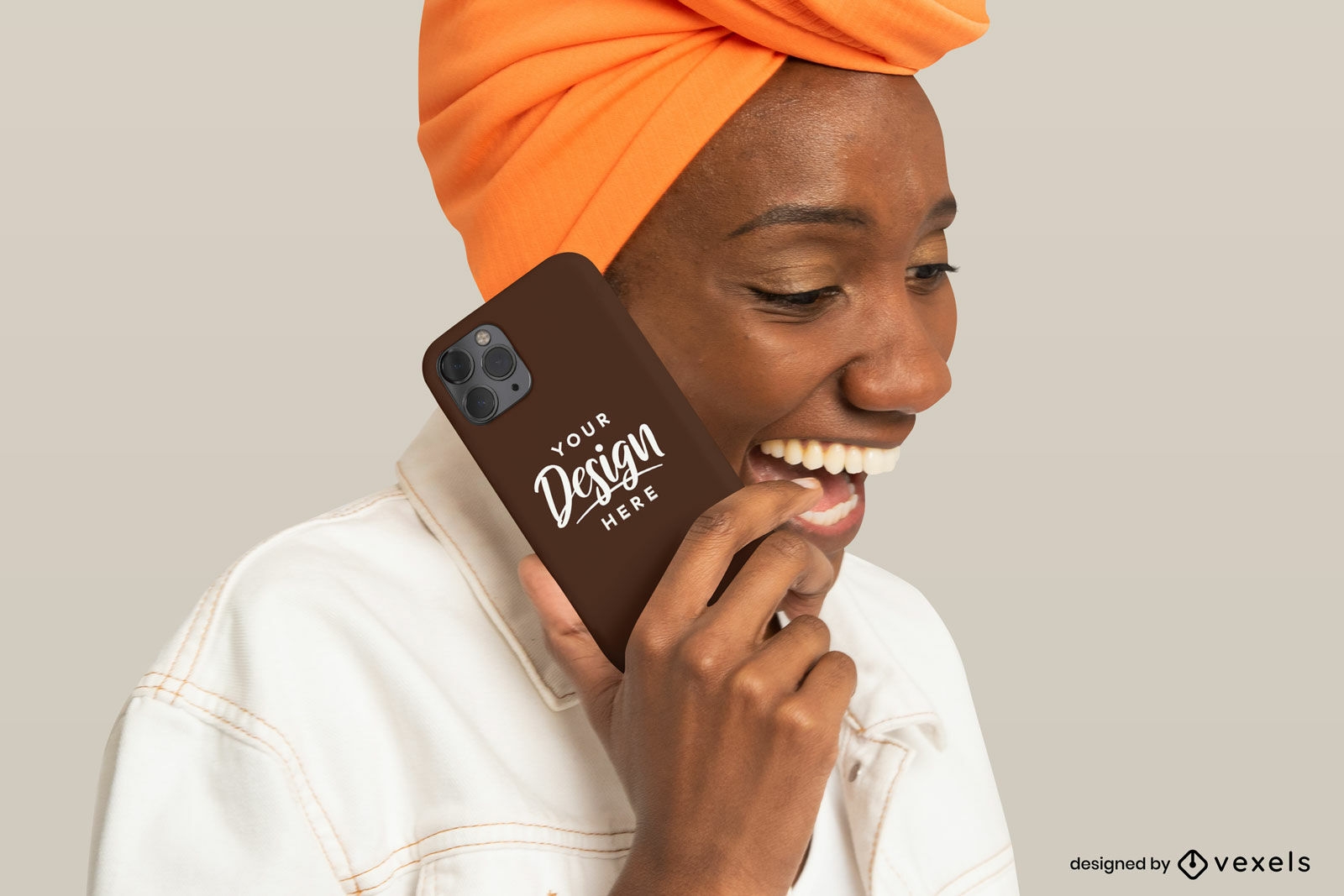 Mulher rindo maquete de capa de telefone