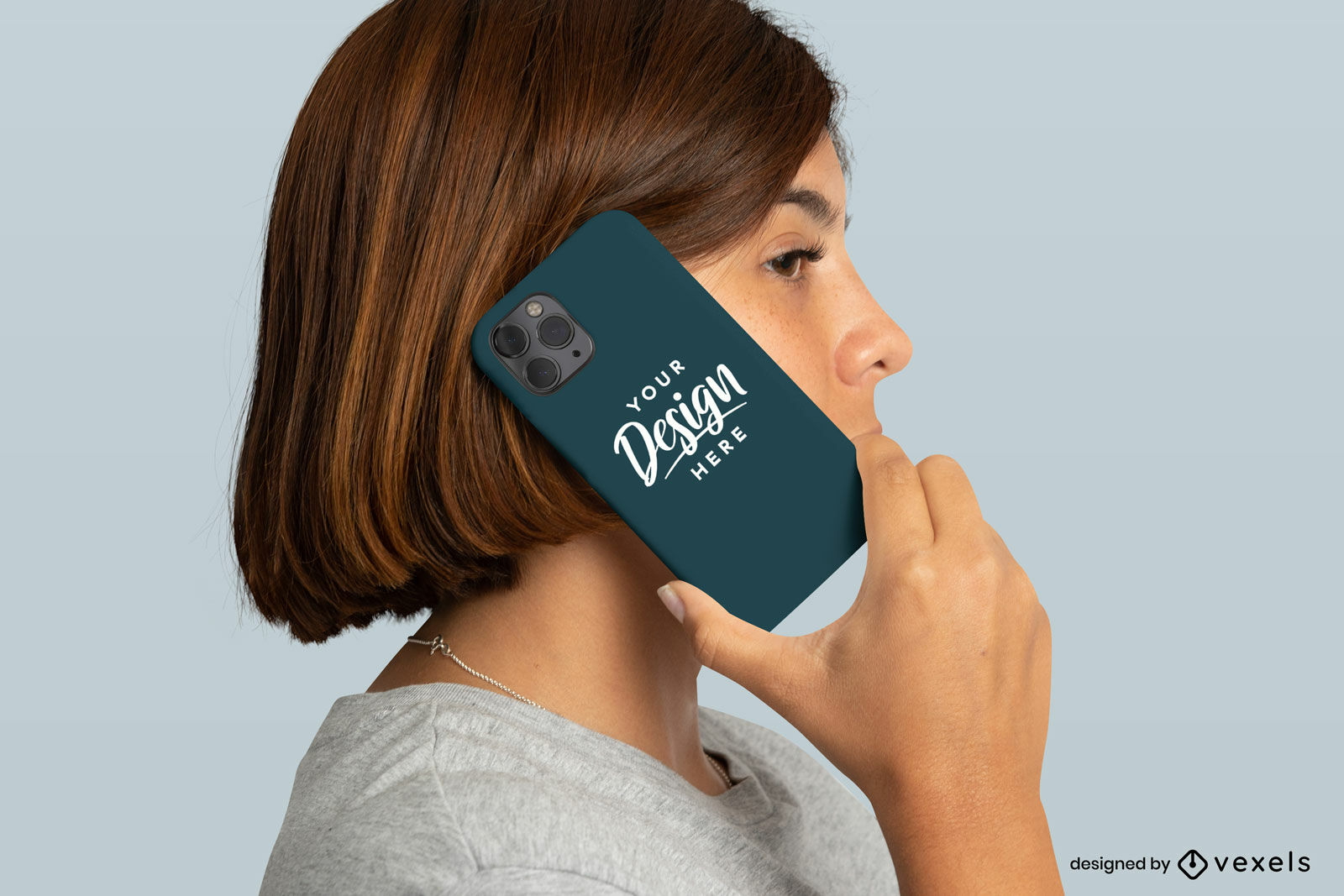 Chica de cabello castaño con maqueta de caja de teléfono