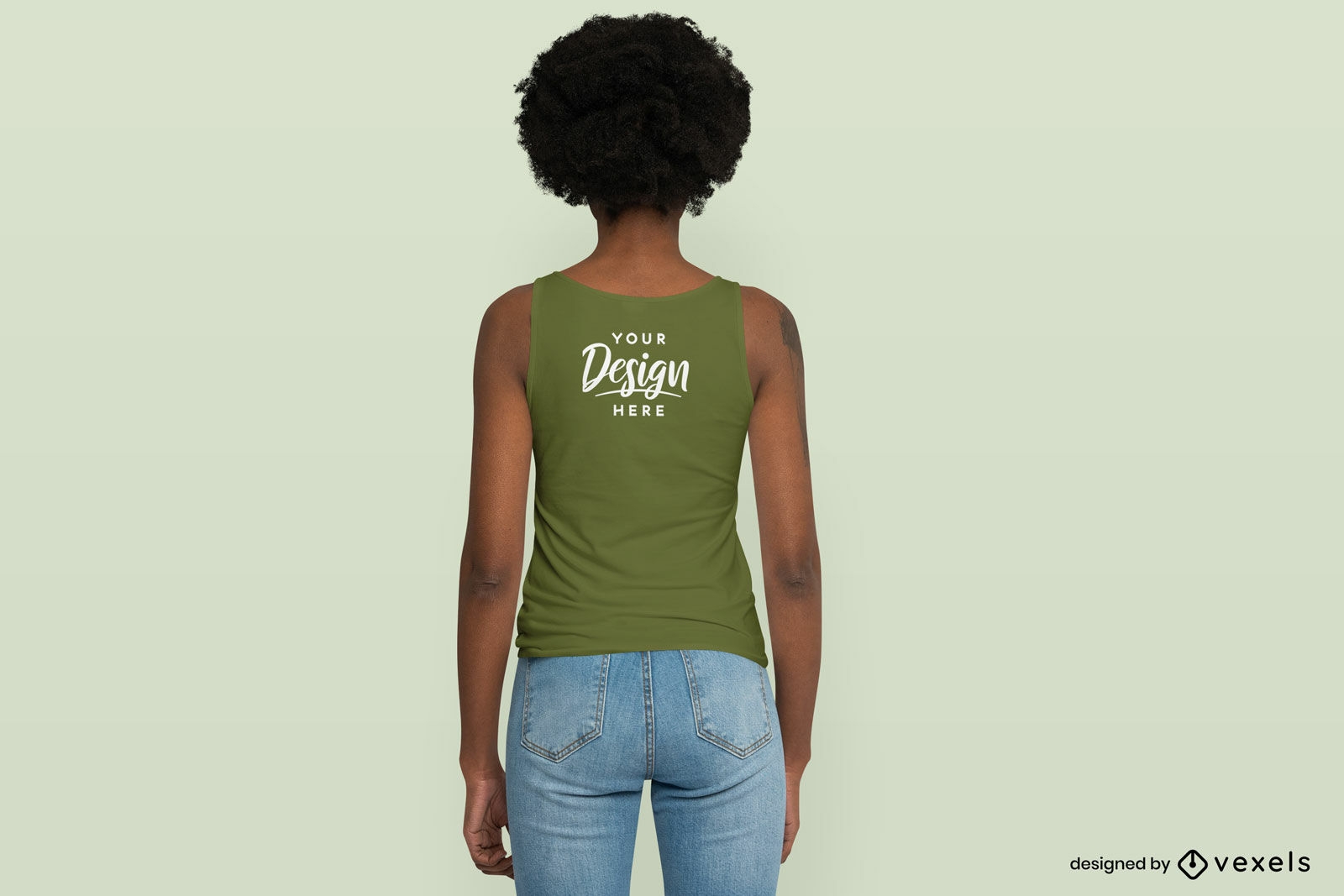 Mujer afroamericana con maqueta de camiseta sin mangas