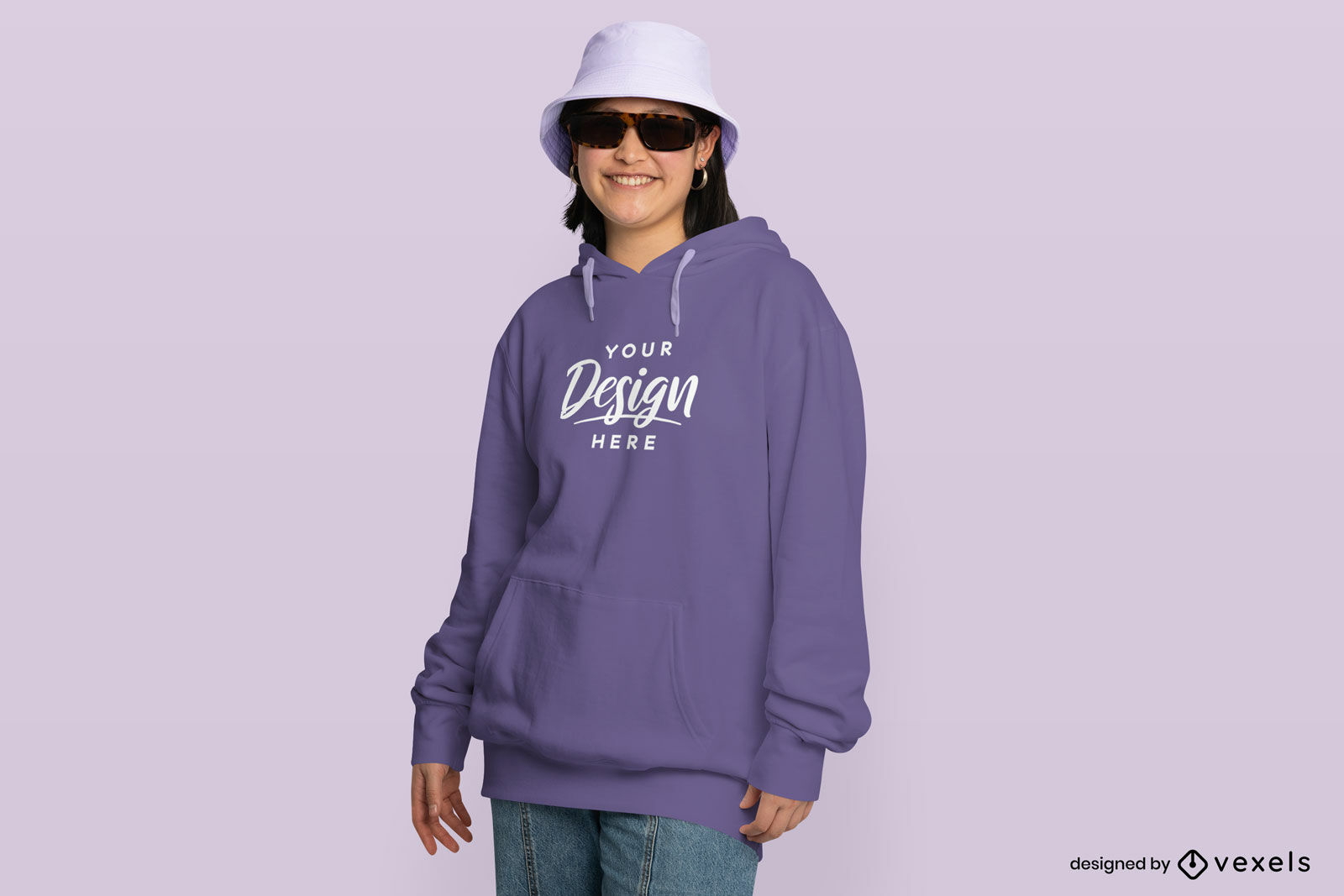 Asiatisches Mädchen mit Sonnenbrille und Hoodie-Attrappe