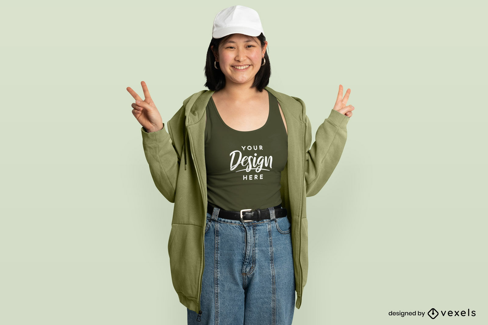 Asiatisches Mädchen, das im Trägershirtmodell lächelt