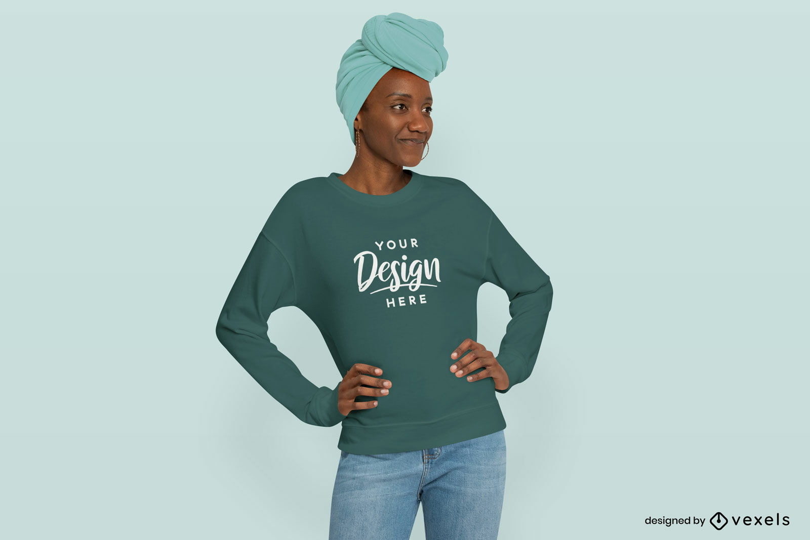 Mockup de chica negra con pañuelo en la cabeza y sudadera