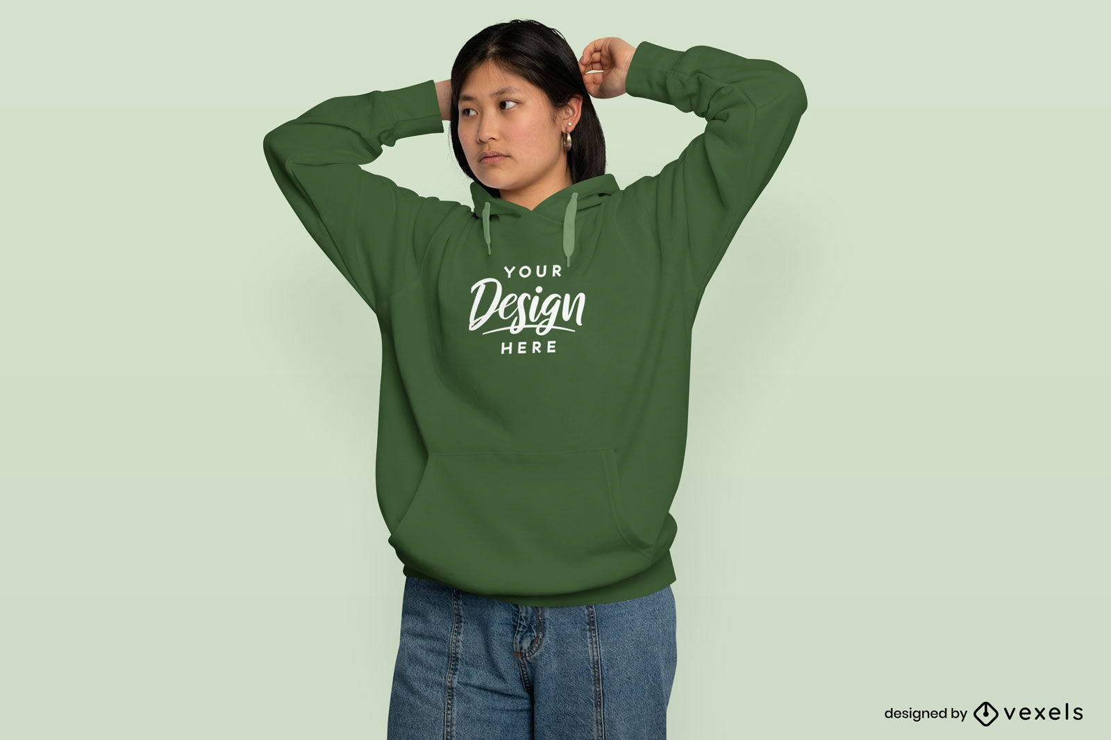 Mujer asiática posando en maqueta de sudadera con capucha