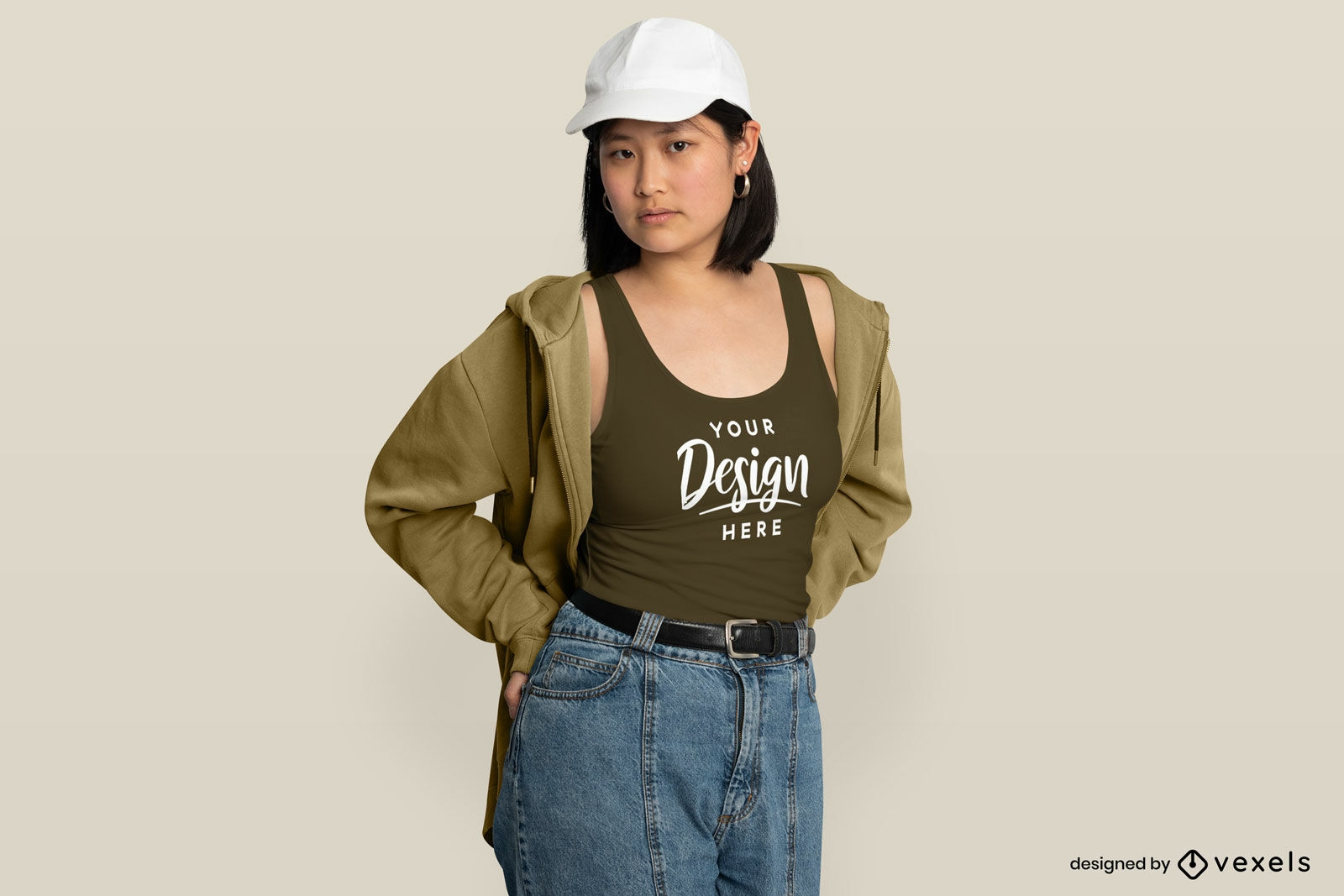 Asiatische Frau mit Hut und Trägershirt-Attrappe