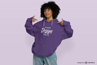 Mujer afroamericana señalando su maqueta de sudadera con capucha