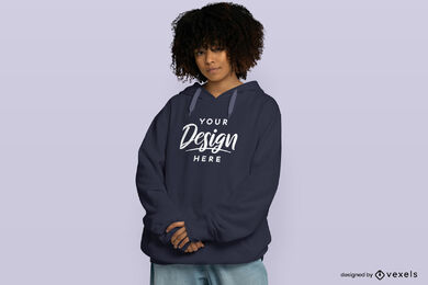 Nette Frau mit lila Hoodiemodell