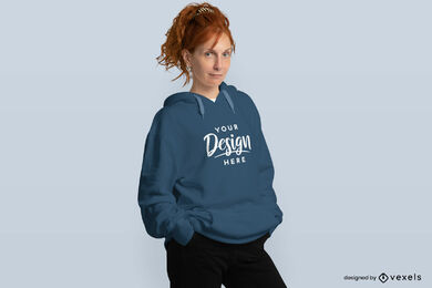 Mujer pelirroja con maqueta de sudadera con capucha azul